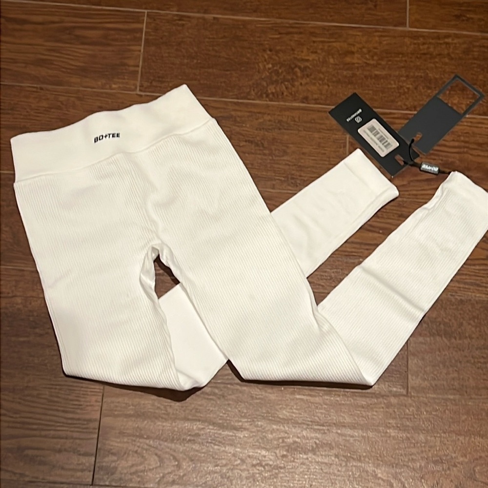 White ribbed workout leggings
